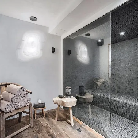 Chalet Spacieux Avec Bain Nordique, Hammam Et Vue Proche Des Pistes - Fr-1-570-66 *